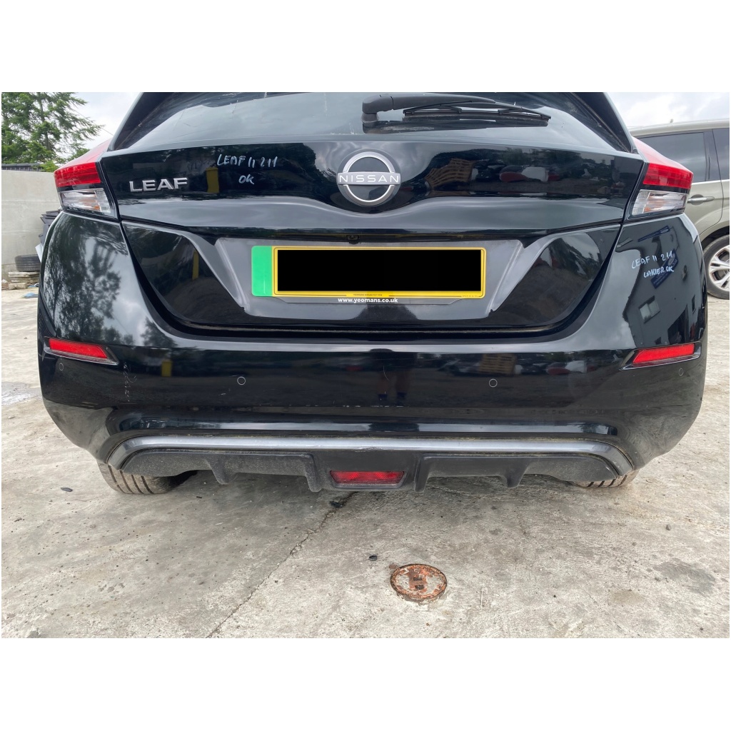 Bakre stötfångare 4 PDC Nissan Leaf ZE1 II 2, färg Z11 svart G81135SHMA