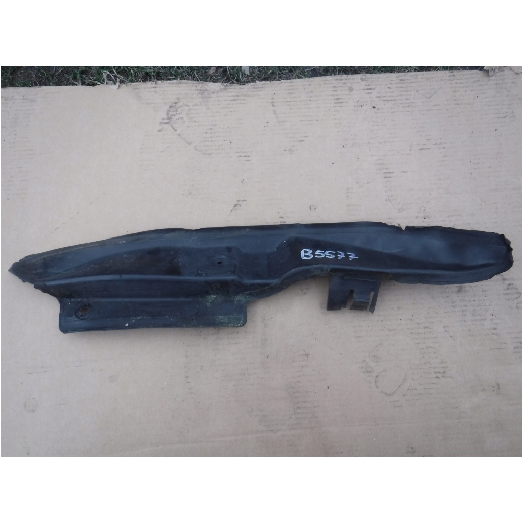 List/breddare till framskärm vänster fram VW Passat B5 FL 3B0821111B