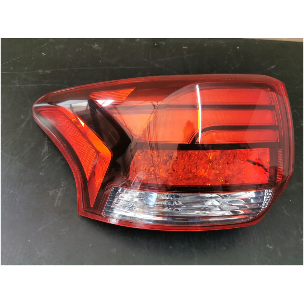 Vänster baklampa Mitsubishi Outlander 3 (facelift) 8330B173