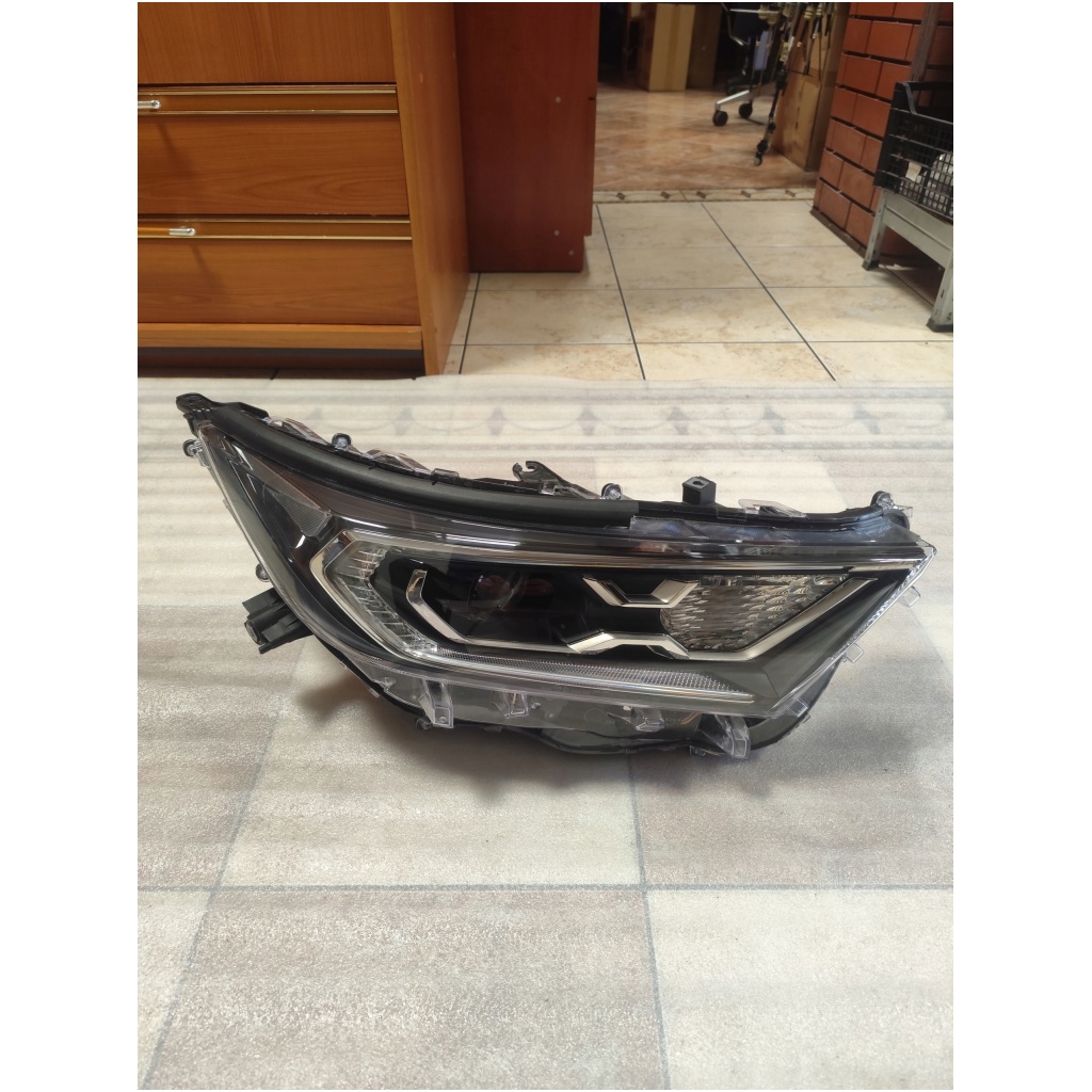 Höger reflektor Toyota RAV4 2018-2022 OEM 8114542A30