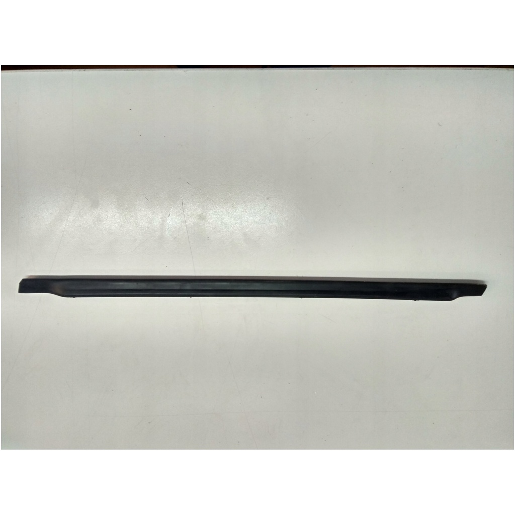 Mercedes W166 ML 2011-2015 tätning bakdörr vänster nedre A1666980362